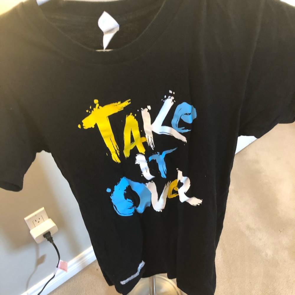 💜 Gorgeous boys custom 100% fair trade tee sz M!